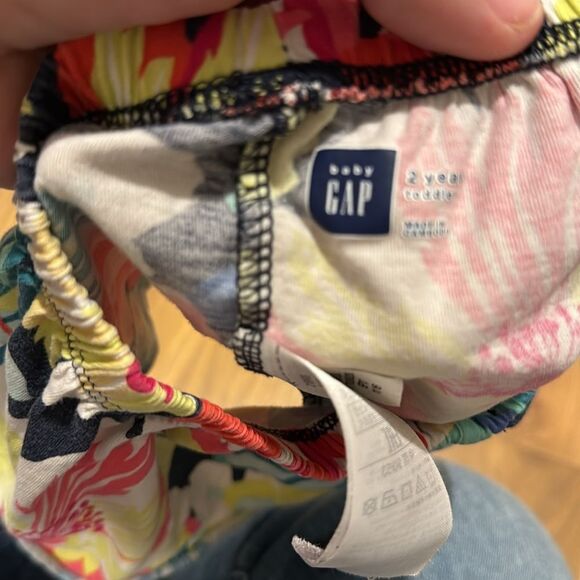 Gap Hawaiian print shorts 2T - Picture 3 of 3